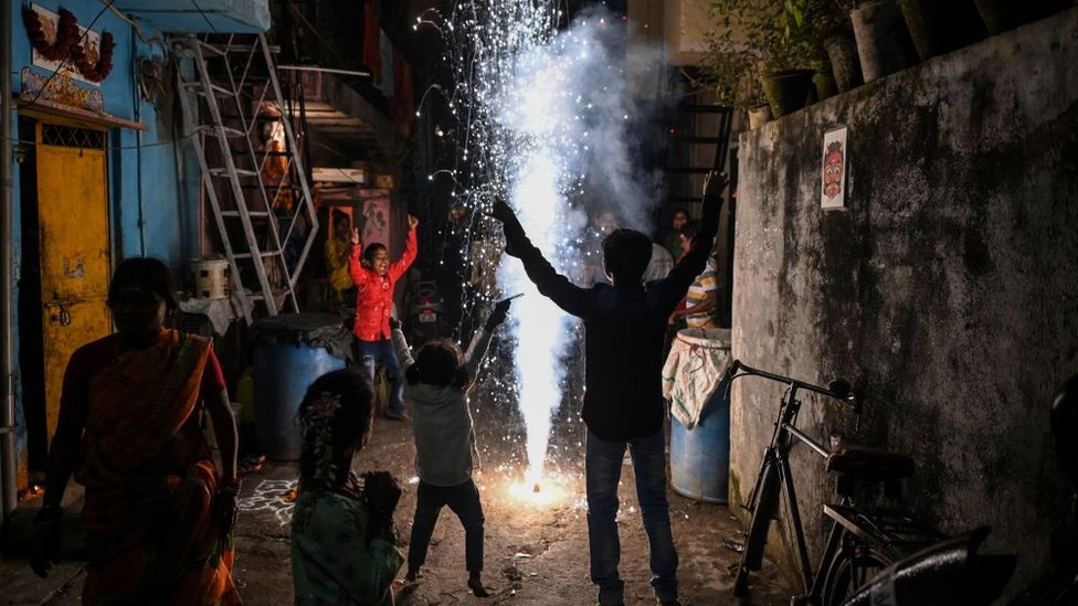 المحتفلون يشعلون الألعاب النارية في زقاق أثناء احتفالهم بمهرجان ديوالي الهندوسي أو مهرجان الأضواء في نيودلهي في 4 نوفمبر 2021.