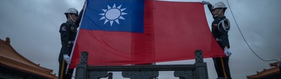 Почетный караул готовится поднять флаг Китайской Республики, официальное название Тайваня, на площади Мемориального зала Чан Кайши в Тайбэе, Тайвань, 12 января 2016 г.