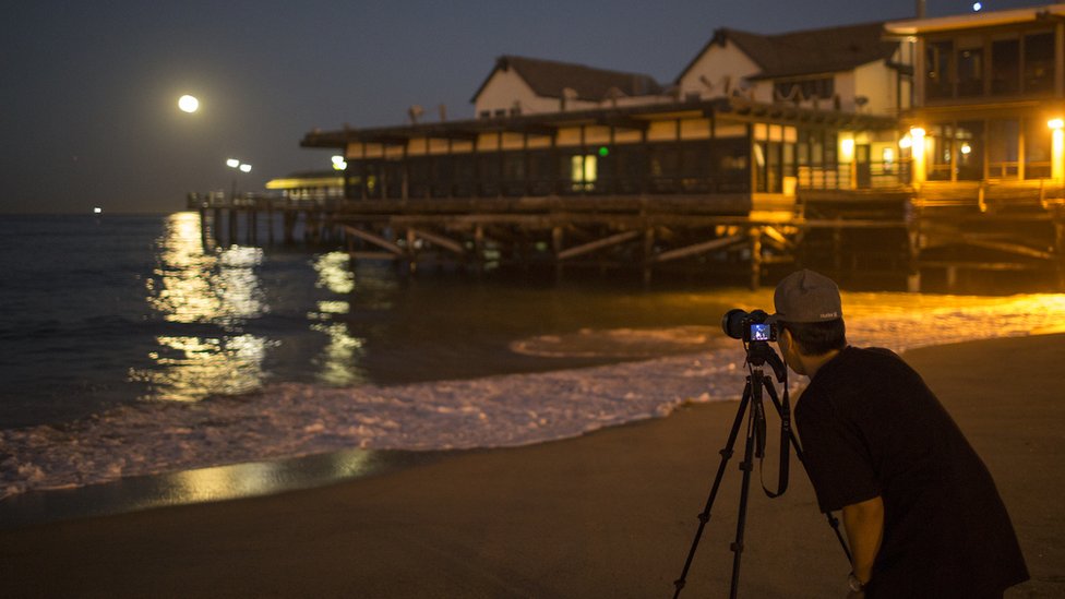 ¿Prepararás tu cámara este fin de semana? Hombre toma foto a la luna