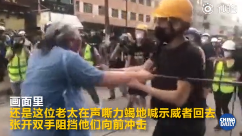 Ссора между пожилой женщиной и протестующими