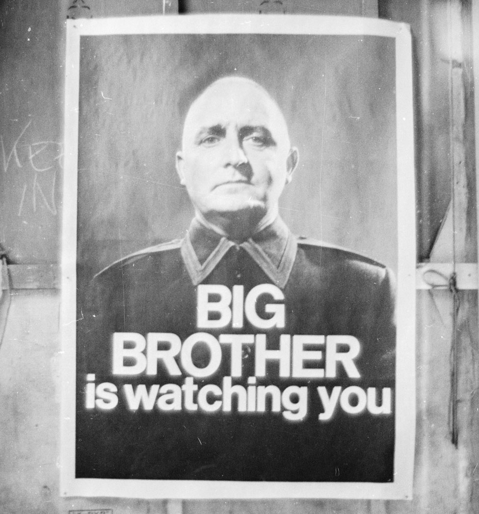 Un poster que dice "Gran Hermano te observa"