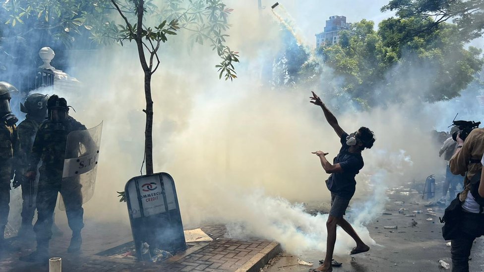 Un manifestante lanzando una bomba lacrimógena en Colombo.