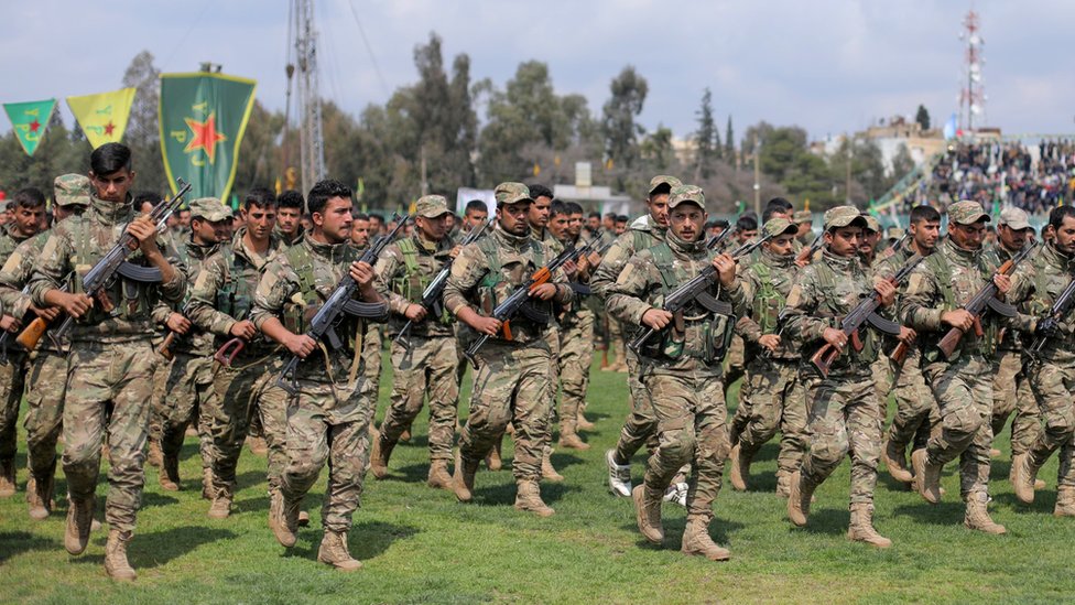 Ополченцы Сирийских курдских отрядов народной защиты (YPG) на параде в Камышлы 28 марта 2019 года