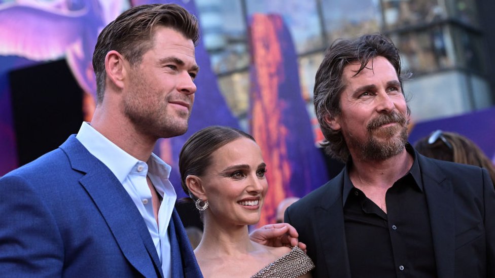 Chris Hemsworth y Natalie Portman son los actores que interpretan a Thor y Jane, mientras que Christian Bale interpreta al malvado Gorr.