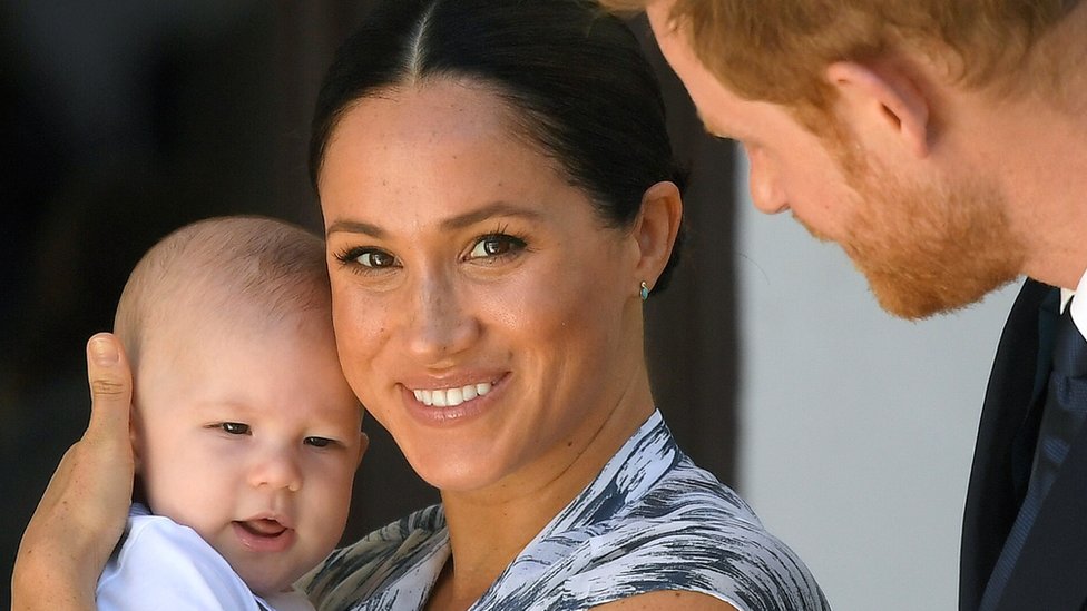 Meghan Markle y el príncipe Harry, junto a Archie.