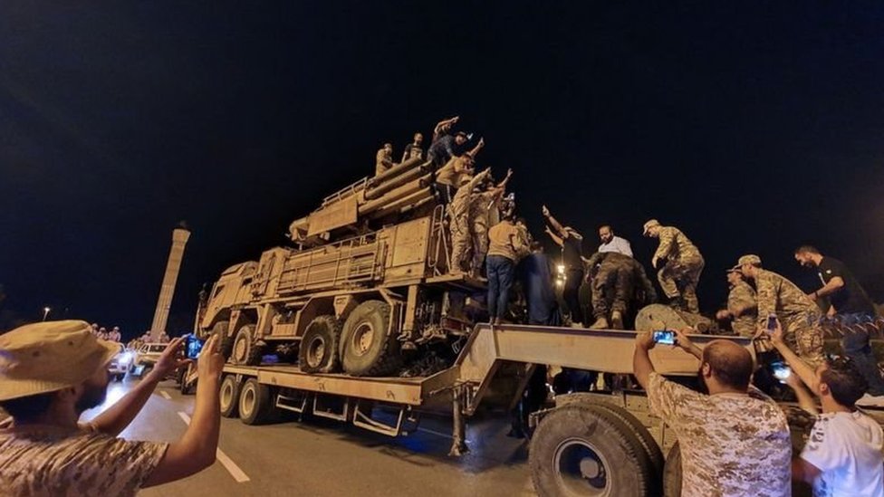 يكشف التقرير عن رحلات من تركيا والإمارات لنقل السلاح إلى ليبيا