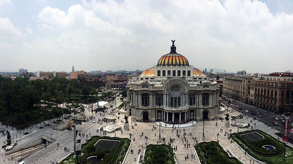 El Palacio de Bellas Artes es uno de los ejemplos más destacados de la arquitectura francesa que se popularizó en México durante el porfiriato. Palacio de Bellas Artes en Ciudad de México