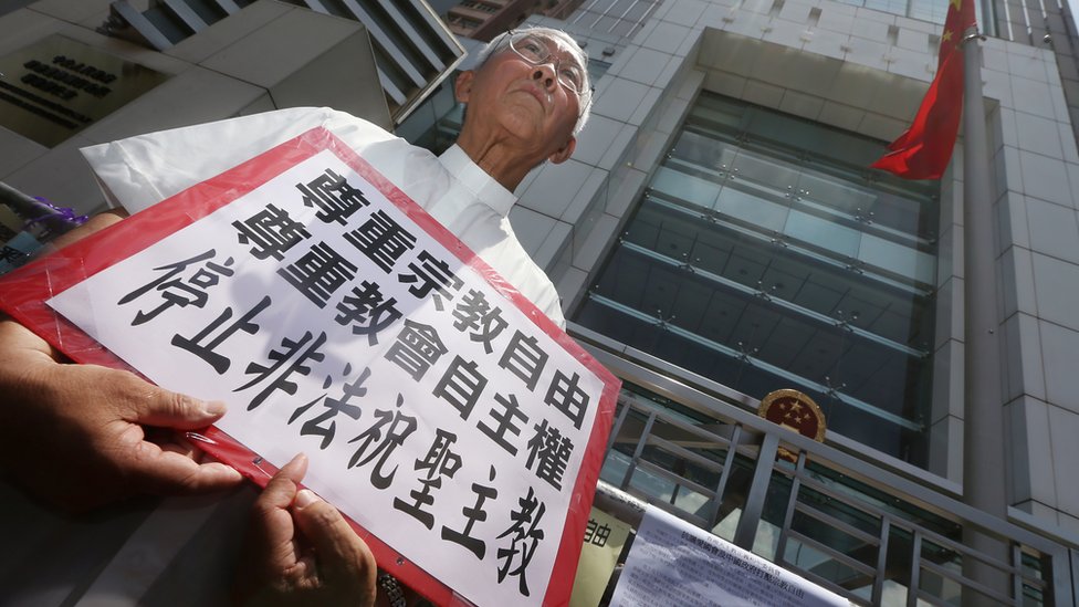 陳日君樞機在香港中聯辦外抗議中國宗教部門自行祝聖主教（11/7/2012）