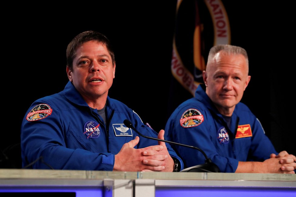 رائدا الفضاء بوب بهنكن (يسار) و دوغ هيرلي (يمين)