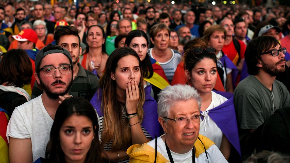 Pro-independentistas siguieron con atención el discurso de Puigdemont el 10 de octubre. Simpatizantes de la independencia.