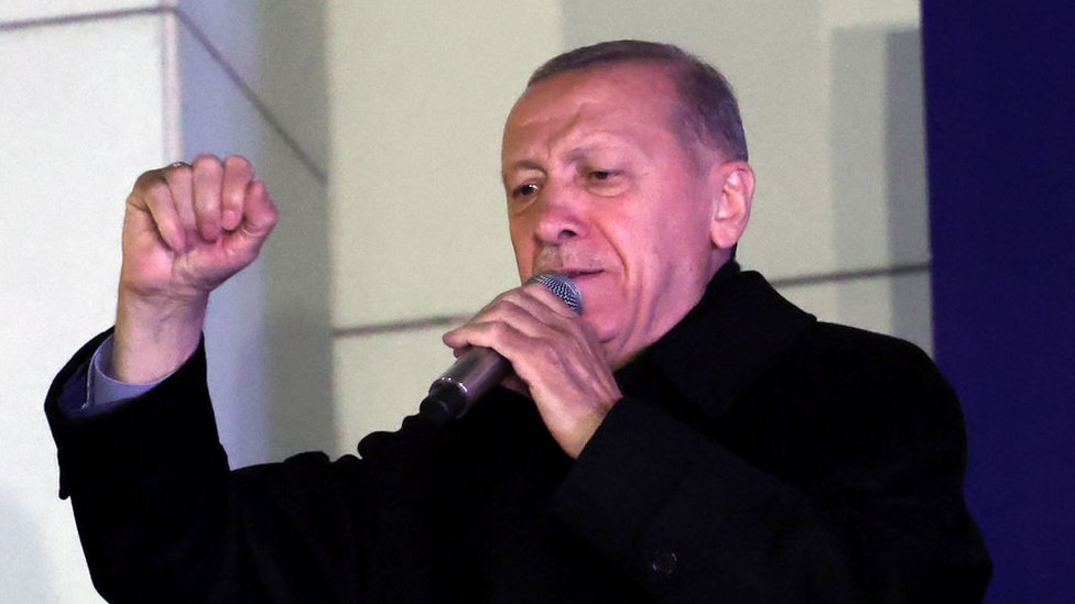 الرئيس التركي رجب طيب أردوغان خلال مخاطبة أنصاره بعد ظهور النتائج الأولية للانتخابات الرئاسية 2023