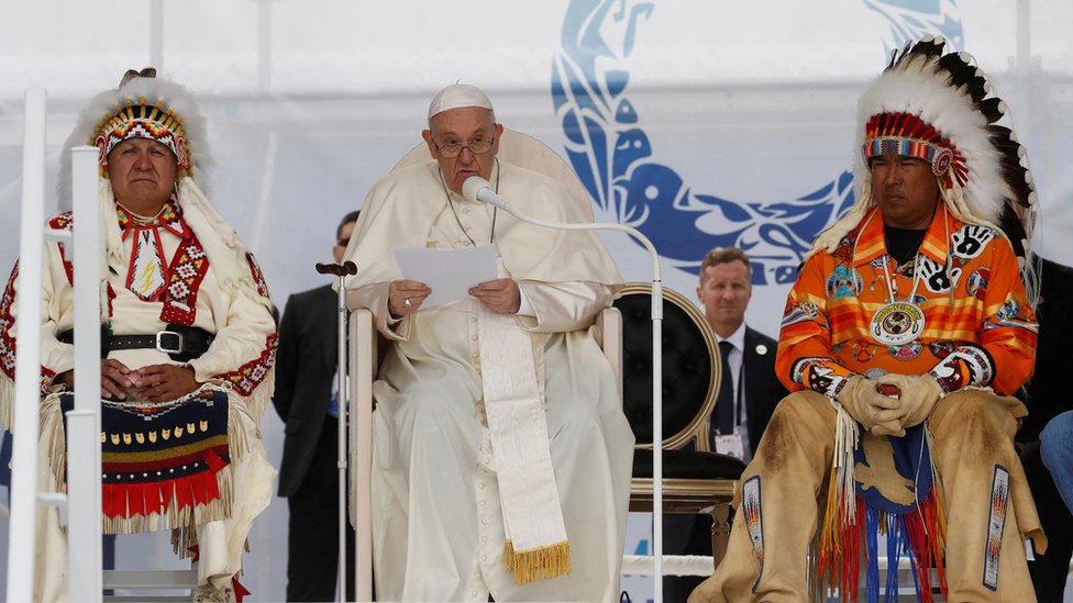 El papa Francisco junto a líderes indígenas canadienses