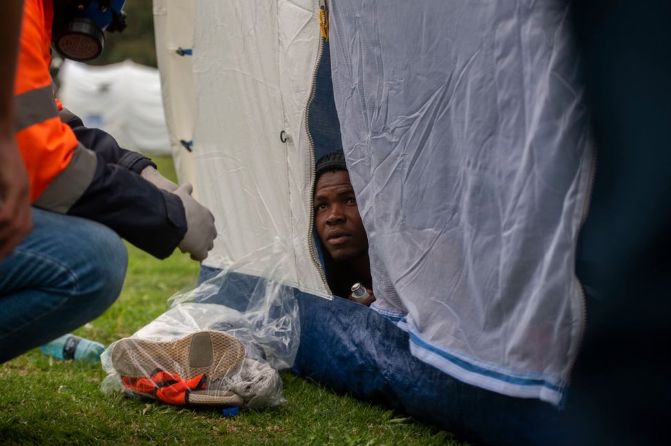 Personal sanitario revisa la salud de un hombre con asma en el campamento temporal para personas sin hogar ubicado en el estadio de rugby de Pretoria, en Sudáfrica, el 1 de abril de 2020.
