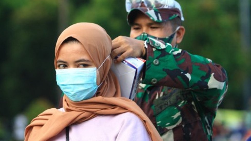 Covid-19: Penegakan disiplin protokol libatkan TNI 'tidak selesaikan  masalah' selama informasi pandemi 'tidak disampaikan dengan jujur' - BBC  News Indonesia