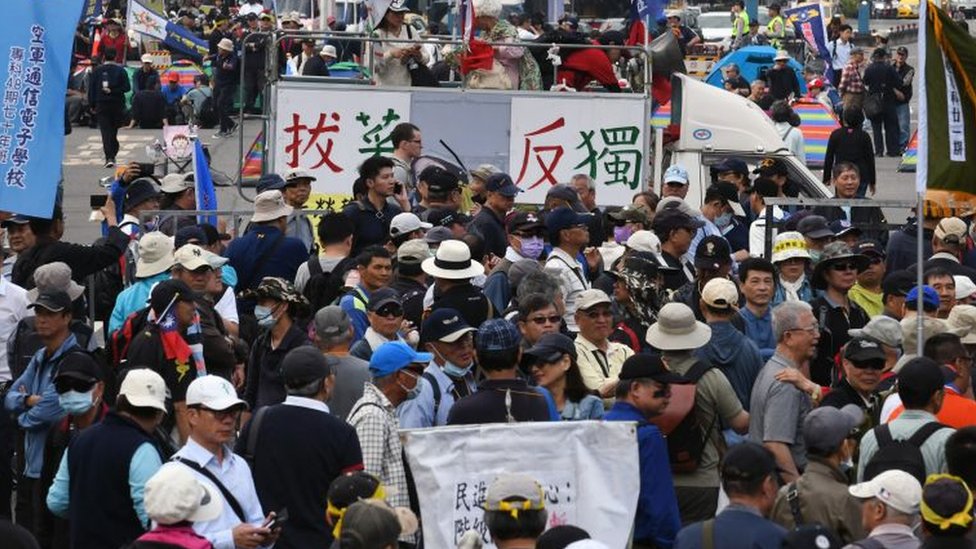 2018年4月，台灣立法院門外的示威人群。