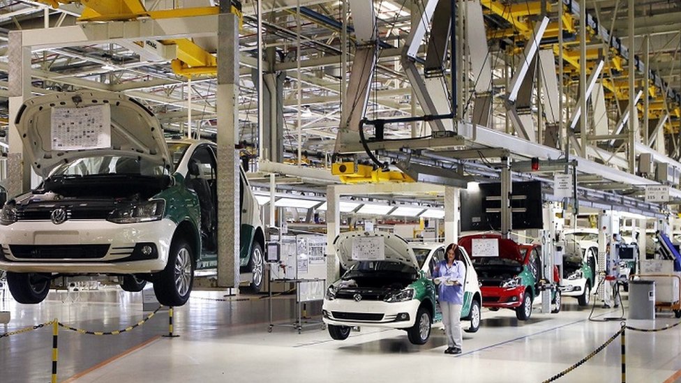 Linha de produção em fábrica da Volkswagen