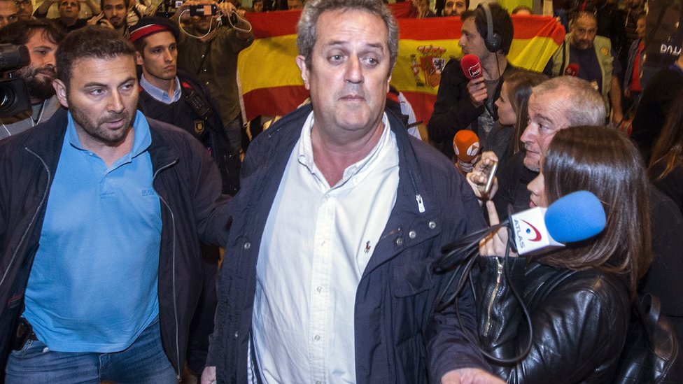 El exconsejero de Interior, Joaquim Forn, voló de vuelta al aeropuerto de El Prat de Barcelona, donde se encontró con muchos periodistas y gritos por la unidad de España. Joaquim Forn
