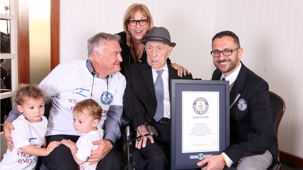 Kristal se volvió a casar después del Holocausto y tuvo dos hijos (foto de 2016). Marco Frigatti, de los Récord Guinness, presentó a Yisrael Kristal con su certificado de ser el hombre vivo más viejo del mundo, en presencia de la hija de Kristal, su hijo y sus nietos.