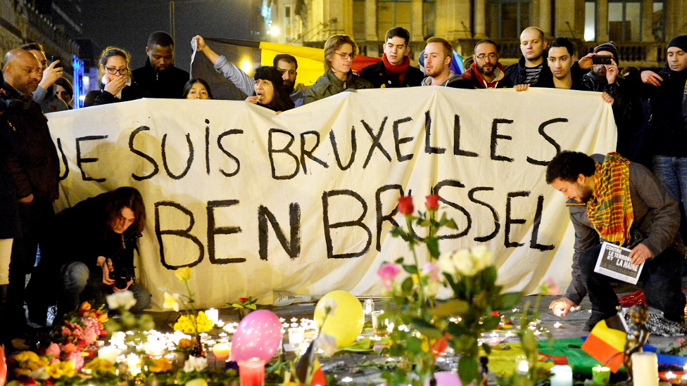 Personas con una pancarta que dice "Yo soy Bruselas"