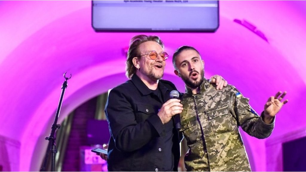 Ukraine war: Bono sings with soldier in Kyiv metro station