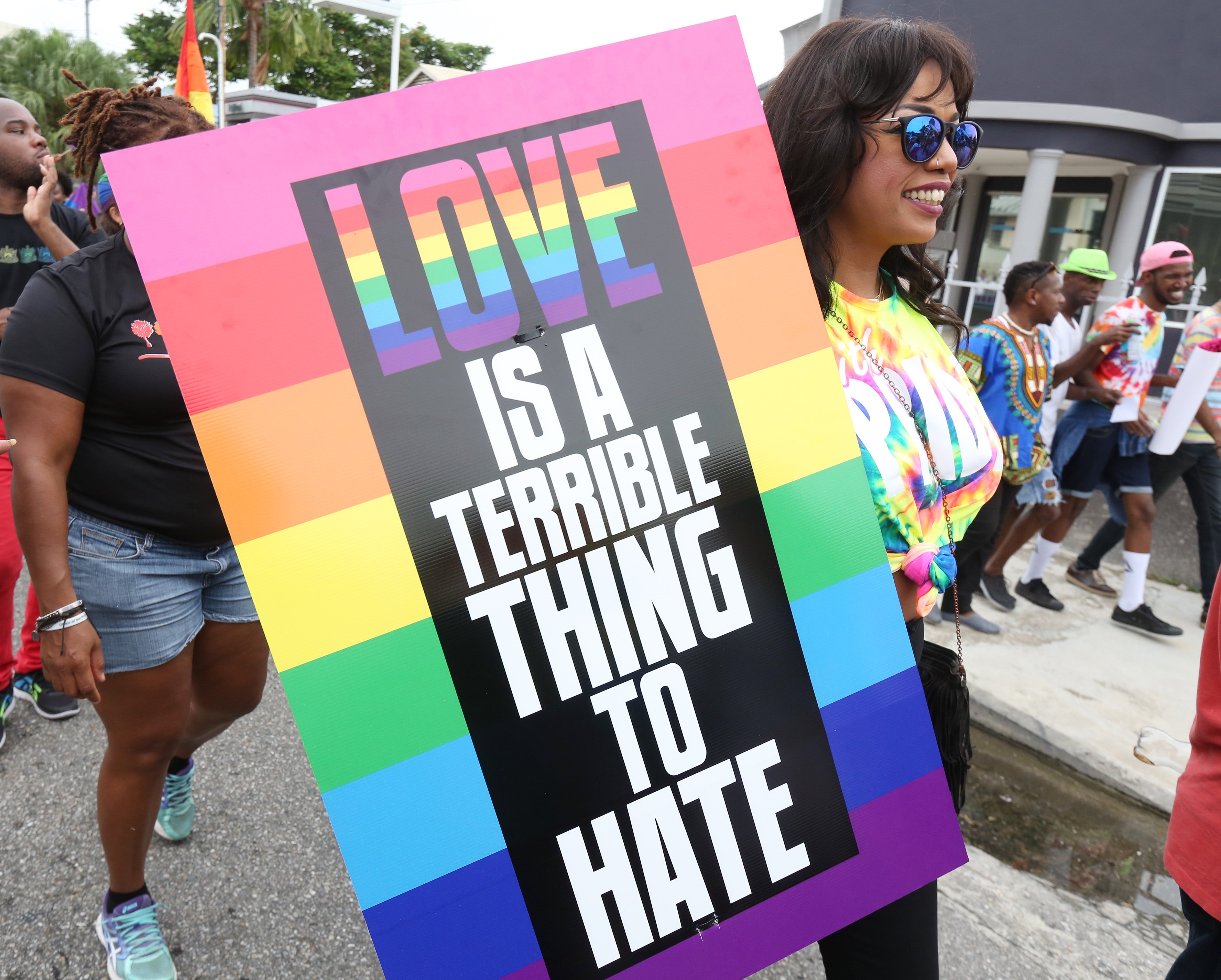 Сторонники прав и равенства ЛГБТ завершают трехнедельные мероприятия по укреплению солидарности праздничным парадом во время первого ежегодного Фестиваля искусств Pride 28 июля в Порт-оф-Спейн, Тринидад