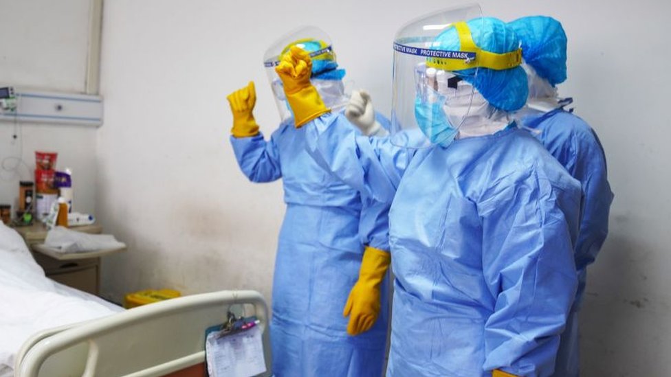 Doctors dey with coronavirus patient for China