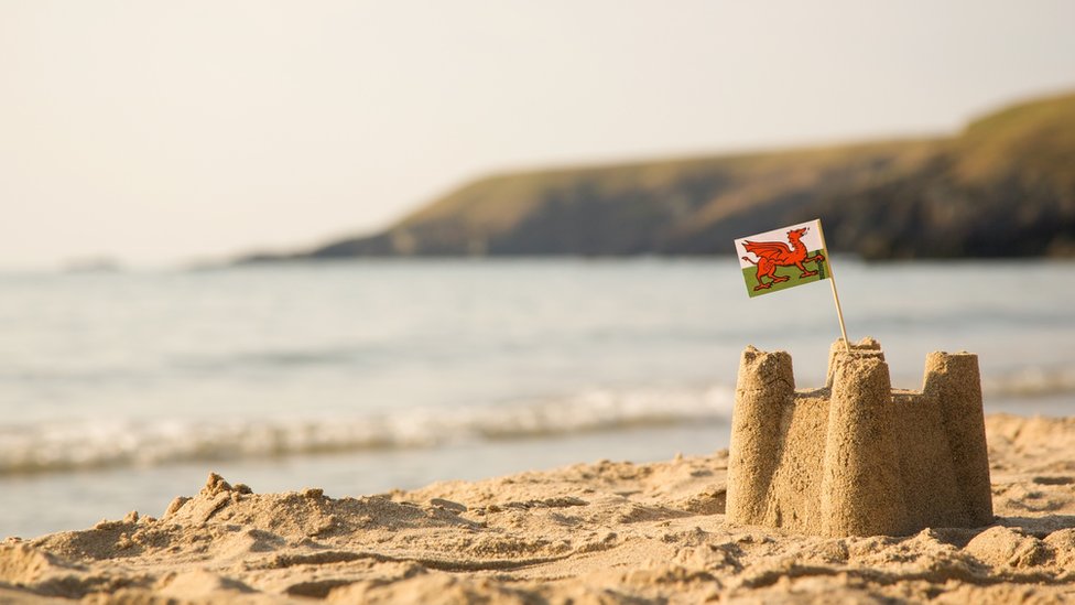 La palabra cwtch fue votada como la más querida de Gales Foto playa bandera de Gales