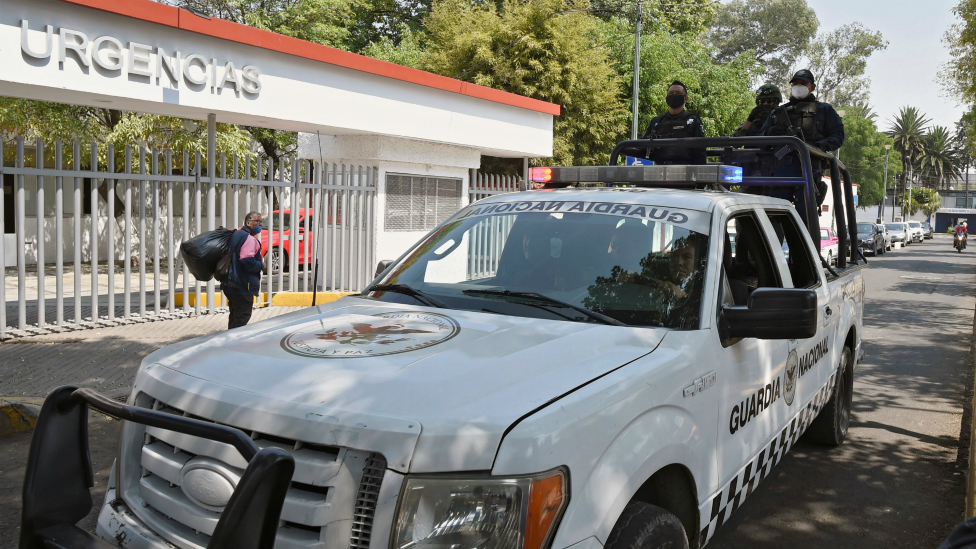 Militares en México frente a un hospital