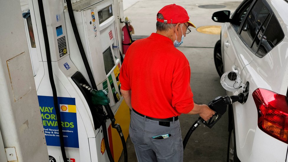 عامل يملأ سيارة بالغاز في ظل ارتفاع أسعار الغاز والتضخم القياسي في نيوجيرسي، بالولايات المتحدة في 27 مايو/أيار 2022