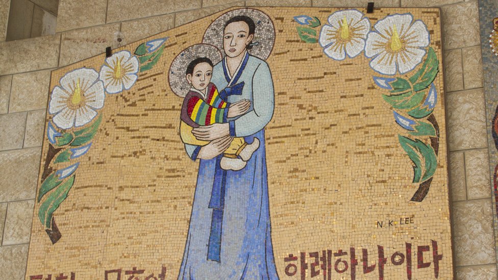 Imagem da madona carregando Jesus em estilo de pintura coreana