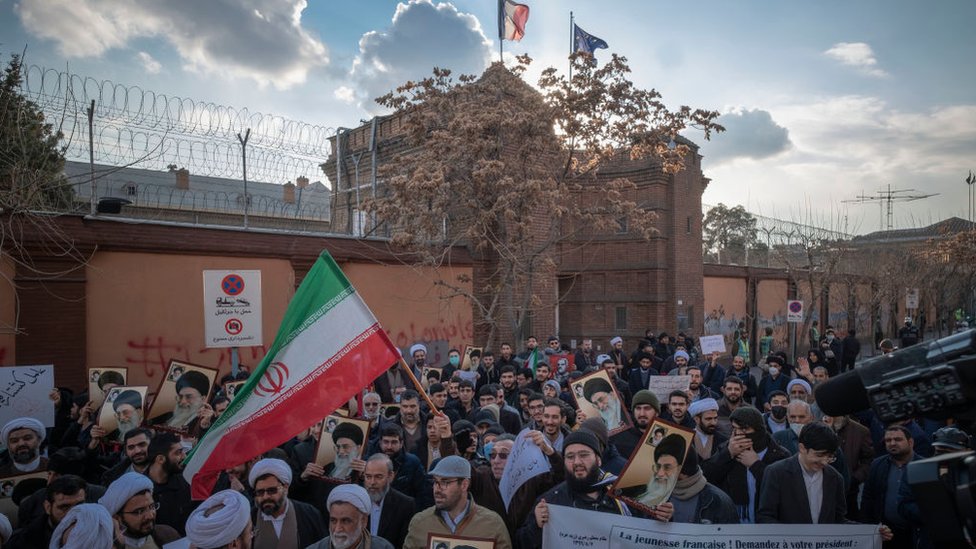 إيرانيون يحتجون أمام السفارة الفرنسية في طهران ضد شارلي إبدو
