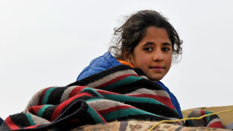 طفلة تفر من معارك إدلب