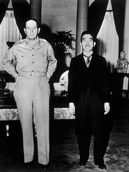 El general estadounidense Douglas MacArthur junto al emperador Hirohito.