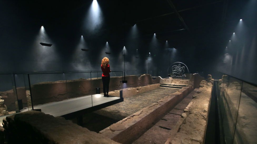 En el sótano, convertido en museo, se esconde un tesoro arquitectónico: el templo de Mitra, el dios del Sol. templo de Mitra en Londres bajo el edificio de Bloomberg