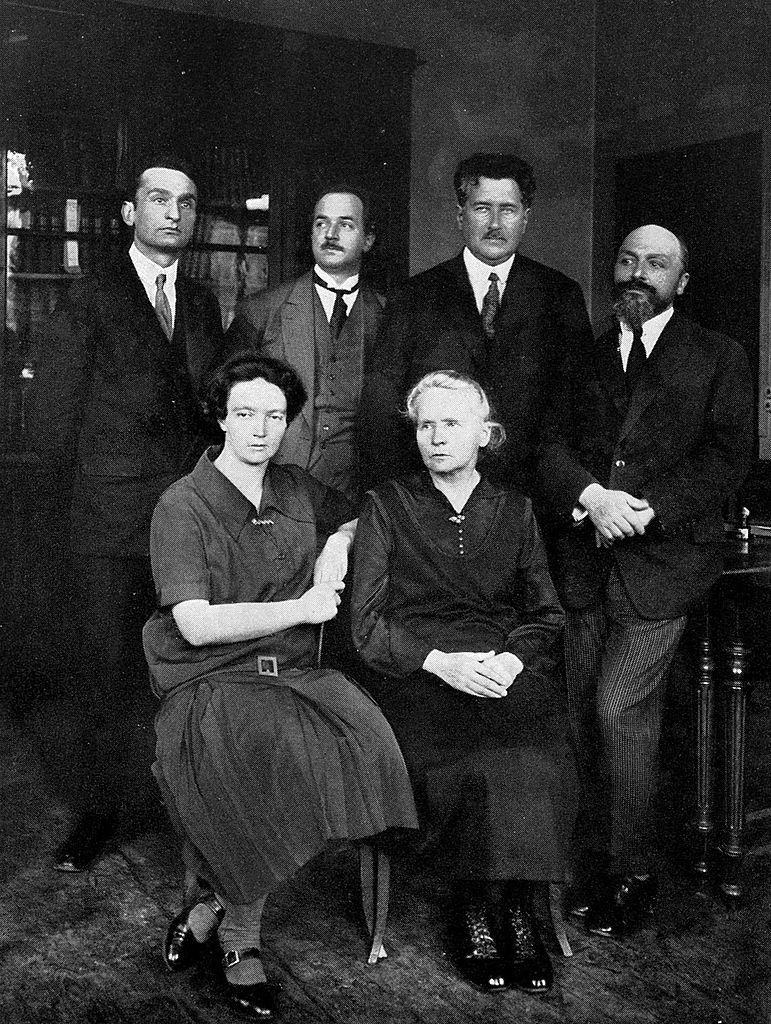 Marie Curie junto a su hija y otros colegas en el Instituto del Radio de París.