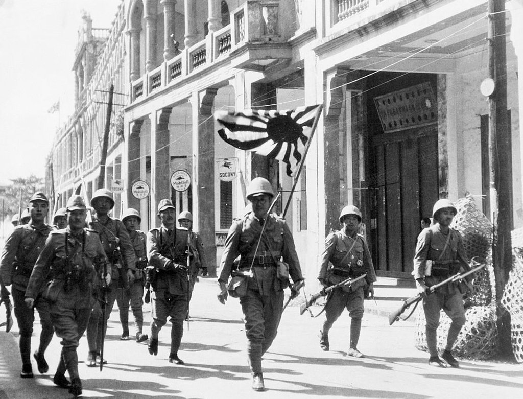 Exército japonês em 1939 com a bandeira do Sol Nascente