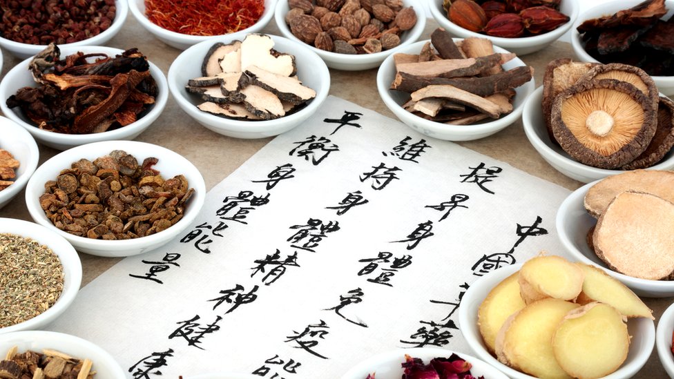 La medicina tradicional china dice que las mujeres pueden usar jengibre o vino para hacer las comidas más calientes. Hierbas de la medicina tradicional china