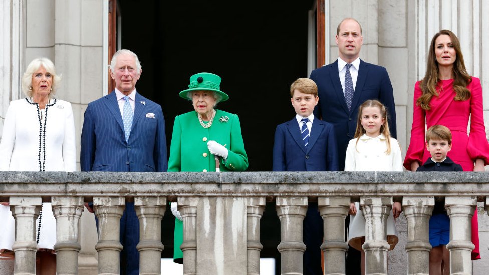 Camilla, Duchess of Cornwall, Prince Charles, Prince of Wales, Queen Elizabeth II, Prince George of Cambridge, Prince William, Duke of Cambridge, Princess Charlotte of Cambridge, Duchess of Cambridge and Prince Louis of Cambridge on the balcony during the Platinum Jubilee Pageant on June 05, 2022 in London, England