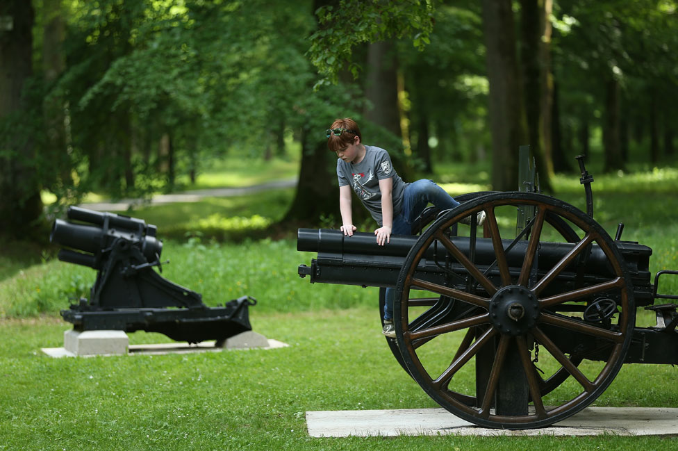 Мальчик взбирается на пушку к 100-летнему юбилею в Belleau Wood