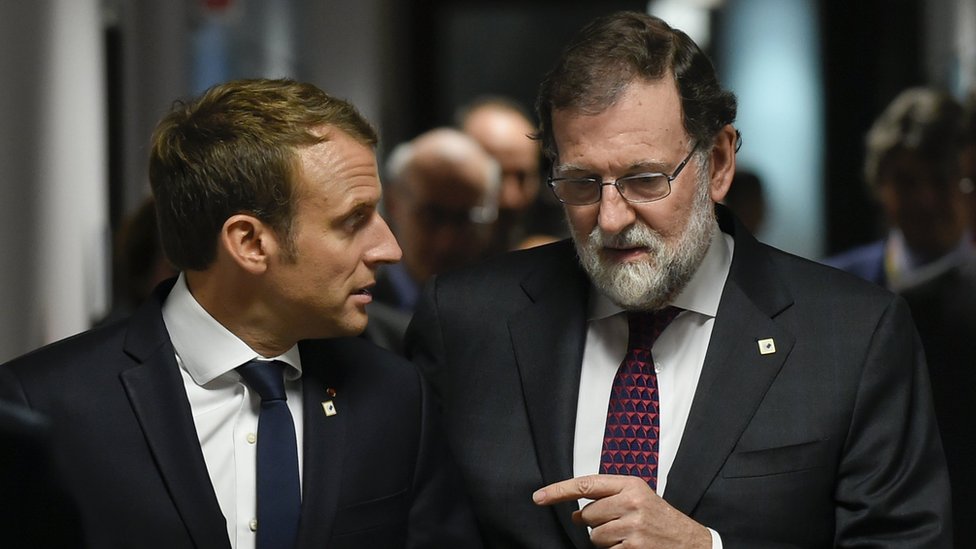 PM Spanyol Mariano Rajoy bersama Presiden Prancis Emmanuel Macron di sebuah KTT Uni Eropa.