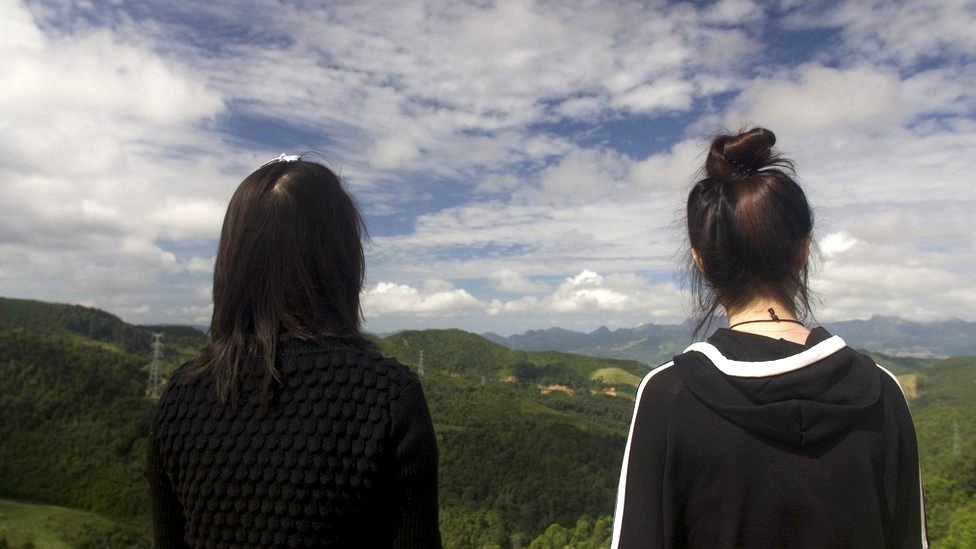 Mira y Jiyun miran hacia China. NO USAR / BBC 