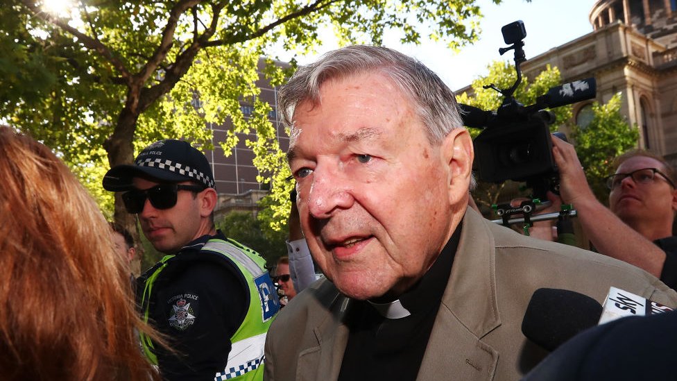 Кардинал Джордж Пелл перед судом Мельбурна во время рассмотрения его дела в феврале