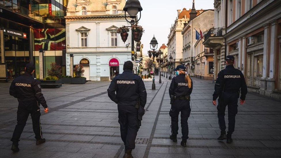 Сербская полиция уже давно в Белграде вводит комендантский час