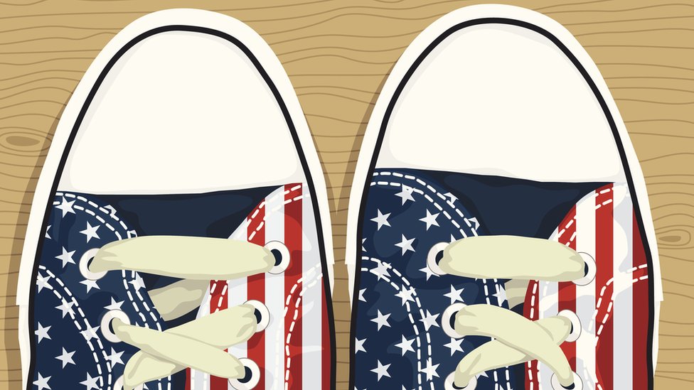 Zapatillas deportivas con la bandera de Estados Unidos.