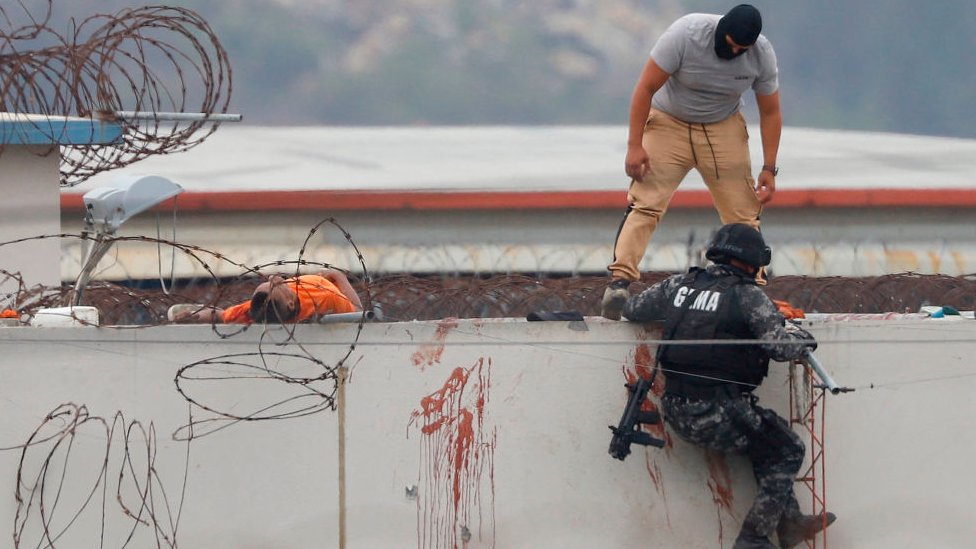 Ekvador'da silahsız cezaevi yetkilileri silahlı mahkumlara müdahale etmekte zorlanıyor