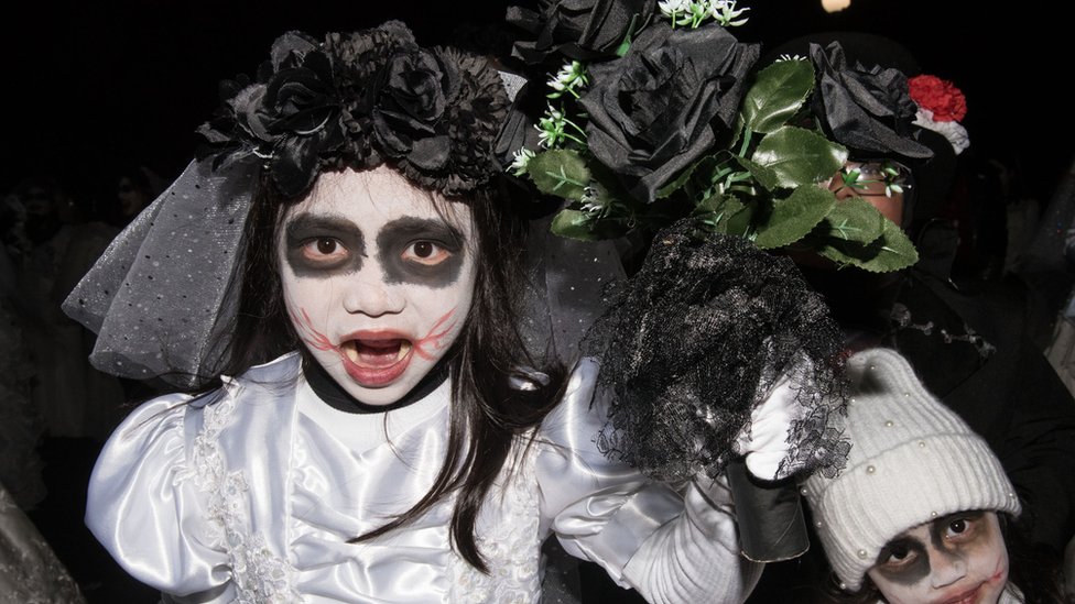 Дети в костюмах зомби-невесты