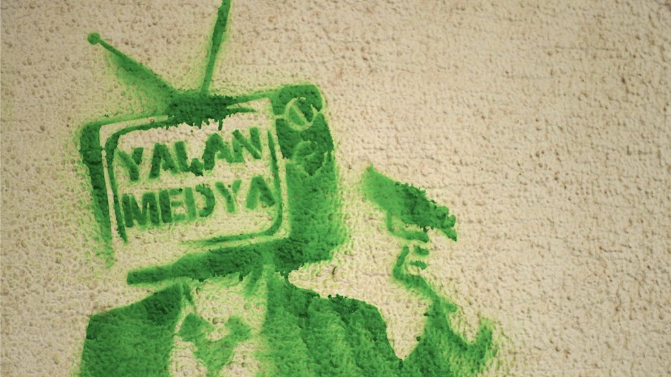 Граффити на стене на площади Гюндогду в Измире гласит: «Лживые СМИ»