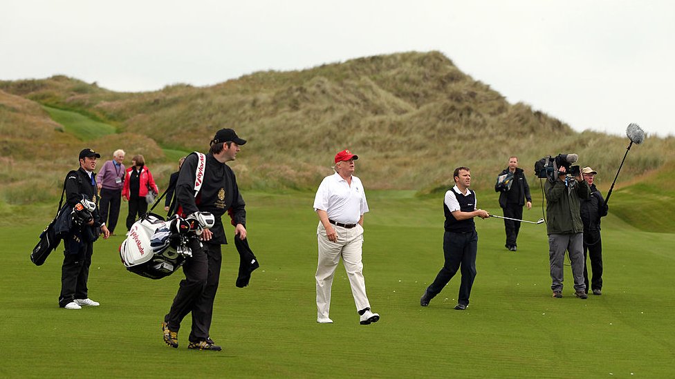 Дональд Трамп гуляет по своему полю для гольфа в Балмеди, Шотландия.