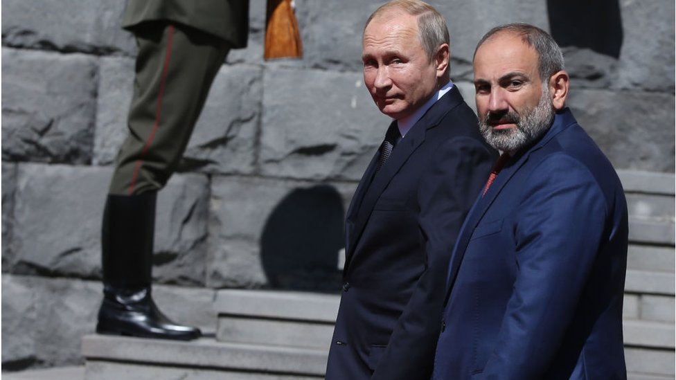 الرئيس الأرميني، نيكول باشنيان من نظيره الروسي، فلاديمير بوتين.