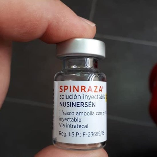 Botellita con la dosis de una inyección de Spinraza